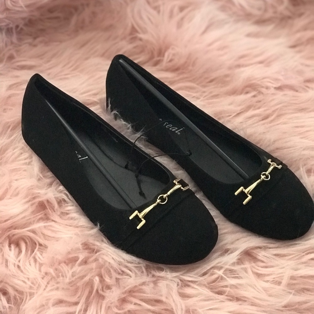 New/ Never worn Velvety flats with golden accent!